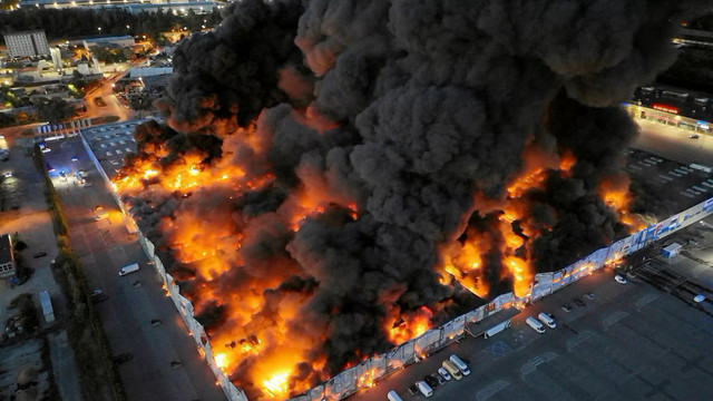 Polonia închide consulatul rus din Cracovia, după ce premierul Tusk a acuzat deschis Rusia de incendierea unui complex comercial la Varșovia
Polonia închide consulatul rus din Cracovia, după ce premierul Tusk a acuzat deschis Rusia de incendierea unui complex comercial la Varșovia