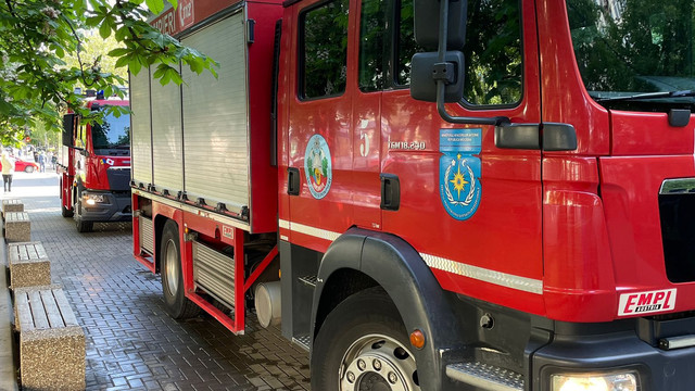 FOTO | Incendiu la un local de tip fast-food din Chișinău. 30 de persoane au fost evacuate