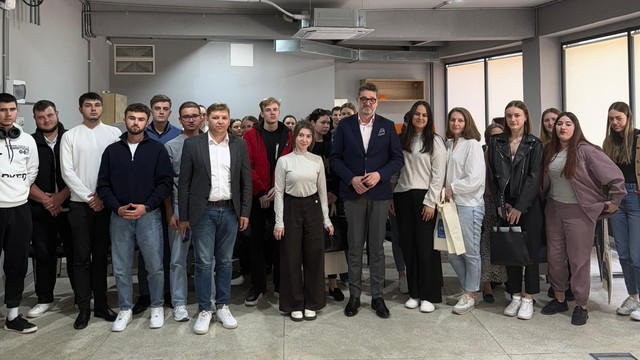 Ambasadorul român Cristian-Leon Țurcanu a discutat cu tinerii de la Bălți despre experiența de aderare a României la UE și despre viitorul european al Republicii Moldova Ambasadorul român Cristian-Leon Țurcanu a discutat cu tinerii de la Bălți despre experiența de aderare a României la UE și despre viitorul european al Republicii Moldova