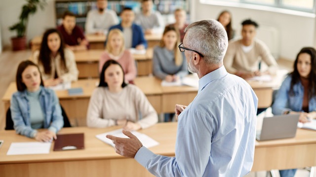 Salariile profesorilor din universități vor crește cu peste 20%, ca urmare a majorării sporurilor salariale pentru titluri științifice  Salariile profesorilor din universități vor crește cu peste 20%, ca urmare a majorării sporurilor salariale pentru titluri științifice