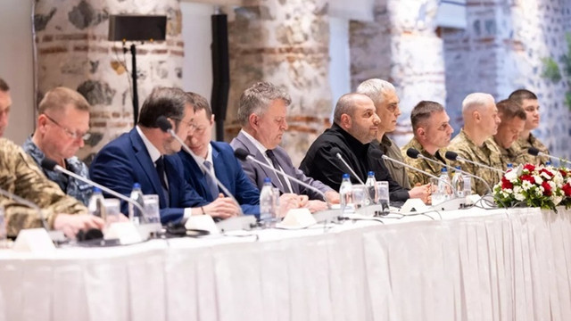 Reuniunea de la Istanbul între delegațiile Rusiei și Ucrainei s-a „terminat”, după o oră și 40 de minute. Ucraina acuză Rusia de cereri teritoriale „inacceptabile”. O reluare a negocierilor „posibilă” vineri Reuniunea de la Istanbul între delegațiile Rusiei și Ucrainei s-a „terminat”, după o oră și 40 de minute. Ucraina acuză Rusia de cereri teritoriale „inacceptabile”. O reluare a negocierilor „posibilă” vineri