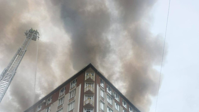 Incendiu la mansarda unui bloc de locuit din Durlești. 70 de pompieri și 13 autospeciale luptă cu flăcările (FOTO) Incendiu la mansarda unui bloc de locuit din Durlești. 70 de pompieri și 13 autospeciale luptă cu flăcările (FOTO)