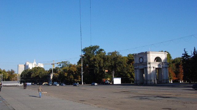 Traficul rutier, suspendat în Piața Marii Adunări Naționale pentru câteva zile Traficul rutier, suspendat în Piața Marii Adunări Naționale pentru câteva zile