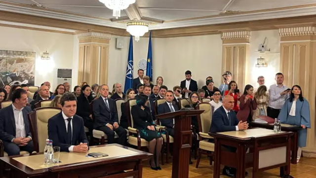 „Îi asigur pe cetățenii români că înțeleg responsabilitatea mandatului pe care mi l-au dat”. Nicușor Dan, validat de Curtea Constituțională în ședință solemnă „Îi asigur pe cetățenii români că înțeleg responsabilitatea mandatului pe care mi l-au dat”. Nicușor Dan, validat de Curtea Constituțională în ședință solemnă