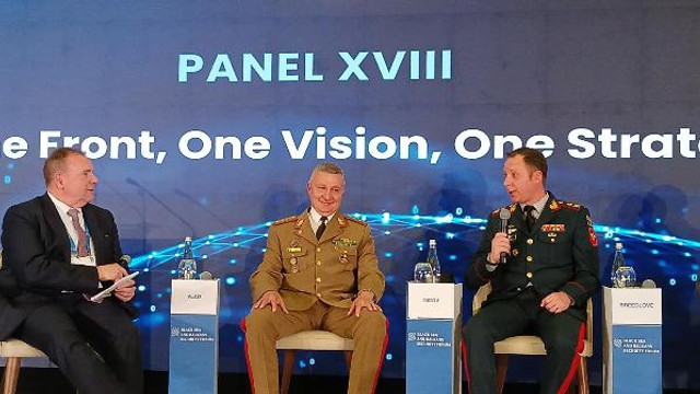 Comandantul Armatei Naționale, întrevedere cu omologul său român. Dezvoltarea parteneriatului strategic și asigurare securității comune, în discuții (FOTO)
Comandantul Armatei Naționale, întrevedere cu omologul său român. Dezvoltarea parteneriatului strategic și asigurare securității comune, în discuții (FOTO)