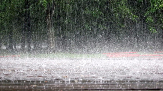 Ploi de lungă durată în Republica Moldova. Meteorologii au emis cod galben 