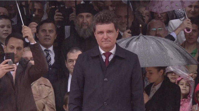 LIVE | La Palatul Cotroceni are loc ceremonia militară cu prilejul învestirii lui Nicușor Dan în funcția de Președinte al României  LIVE | La Palatul Cotroceni are loc ceremonia militară cu prilejul învestirii lui Nicușor Dan în funcția de Președinte al României