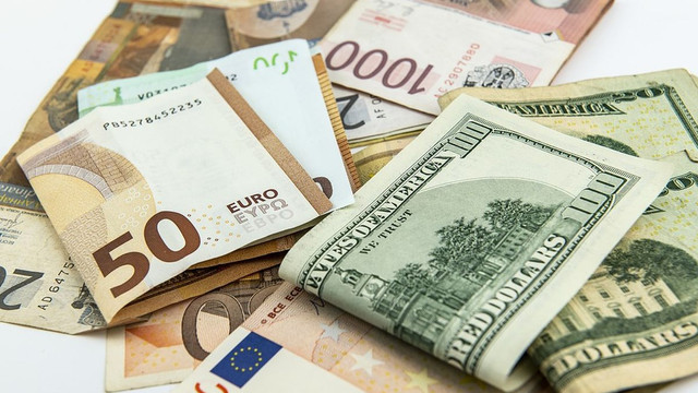 Cotația dolarului american crește, moneda euro se ieftinește