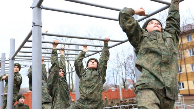 Cum formează regimul de la Tiraspol viitorii soldați: minori înscriși de la 11 ani la școala militară Suvorov, expuși zilnic propagandei ruse și exercițiilor de luptă (Promo-LEX)
Cum formează regimul de la Tiraspol viitorii soldați: minori înscriși de la 11 ani la școala militară Suvorov, expuși zilnic propagandei ruse și exercițiilor de luptă (Promo-LEX)