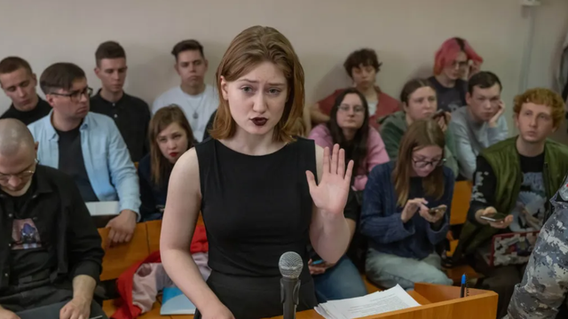 O tânără de 19 ani din Rusia a citat dintr-un poet ucrainean, într-un tribunal din Sankt Petersburg. Decizia instanței O tânără de 19 ani din Rusia a citat dintr-un poet ucrainean, într-un tribunal din Sankt Petersburg. Decizia instanței