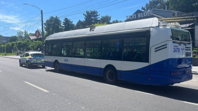 Accident mortal în sectorul Botanica. O femeie care traversa strada neregulamentar a fost lovită de un troleibuz Accident mortal în sectorul Botanica. O femeie care traversa strada neregulamentar a fost lovită de un troleibuz