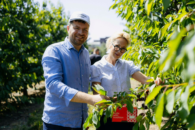 FOTO | Diplomație prin agricultură în satul Ustia. Membri ai corpului diplomatic acreditați la Chișinău au cules cireșe FOTO | Diplomație prin agricultură în satul Ustia. Membri ai corpului diplomatic acreditați la Chișinău au cules cireșe