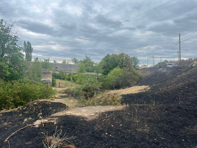 FOTO | Incendiu major de vegetație în raionul Căușeni. Pompierii au salvat două persoane și două case din calea flăcărilor