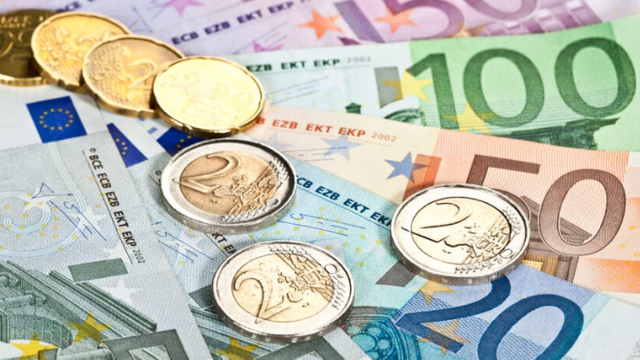 Dolarul se ieftinește cu 12 bani. Cât valorează euro astăzi, 3 iunie
