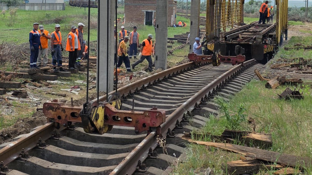 Conexiunea feroviară Prut-Fălciu: CFM a finalizat montarea a 550 metri de linie de cale ferată cu ecartament larg Conexiunea feroviară Prut-Fălciu: CFM a finalizat montarea a 550 metri de linie de cale ferată cu ecartament larg