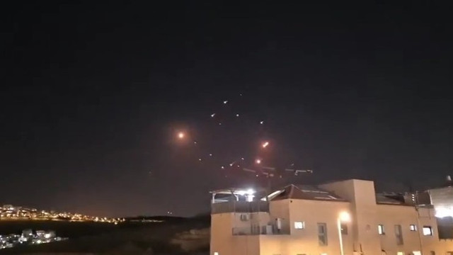 Atacuri cu rachete și lovituri aeriene între Israel și Iran. Macron îi cere președintelui iranian să revină la masa negocierilor privind dosarul nuclear Atacuri cu rachete și lovituri aeriene între Israel și Iran. Macron îi cere președintelui iranian să revină la masa negocierilor privind dosarul nuclear