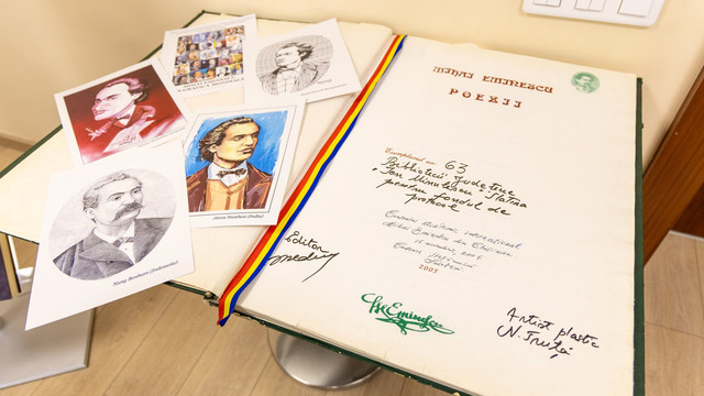 FOTO | Se împlinesc 136 de ani de trecerea în neființă a scriitorului Mihai Eminescu. Opera lui, reflectată într-o expoziție tematică la Parlament FOTO | Se împlinesc 136 de ani de trecerea în neființă a scriitorului Mihai Eminescu. Opera lui, reflectată într-o expoziție tematică la Parlament