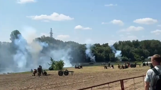 Autoritățile separatiste au desfășurat o nouă „reconstituire” a operațiunii sovietice „Iași-Chișinău” din 1944: Tehnică militară grea, explozii simulate și muniție de exercițiu, pe plaja Tiraspolului Autoritățile separatiste au desfășurat o nouă „reconstituire” a operațiunii sovietice „Iași-Chișinău” din 1944: Tehnică militară grea, explozii simulate și muniție de exercițiu, pe plaja Tiraspolului