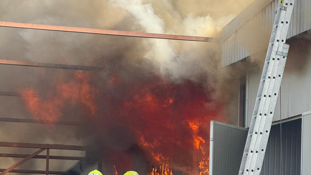 Incendiu la un depozit de mobilă din Chișinău. 16 autospeciale cu un efectiv de 100 pompieri luptă cu flăcările (FOTO) Incendiu la un depozit de mobilă din Chișinău. 16 autospeciale cu un efectiv de 100 pompieri luptă cu flăcările (FOTO)