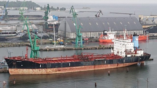 „Scoatem fierul vechi”: Un petrolier rusesc care a stat opt ani într-un port din Polonia e trimis în Danemarca și „tăiat în bucăți” „Scoatem fierul vechi”: Un petrolier rusesc care a stat opt ani într-un port din Polonia e trimis în Danemarca și „tăiat în bucăți”