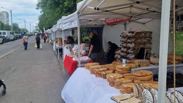 Mai multe târguri cu produse și mărfuri autohtone, deschise în acest weekend în sectoarele din Chișinău Mai multe târguri cu produse și mărfuri autohtone, deschise în acest weekend în sectoarele din Chișinău