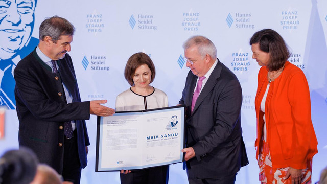 Maia Sandu a primit Premiul Franz Josef Strauss pe care îl va dona pentru conservarea operei lui Eugen Doga (FOTO) Maia Sandu a primit Premiul Franz Josef Strauss pe care îl va dona pentru conservarea operei lui Eugen Doga (FOTO)