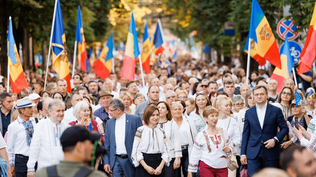 FOTO | Circa 10 mii de cetățeni au participat la Marșul Suveranității. Maia Sandu: „Republica Moldova trebuie să rămână a cetățenilor săi, nu a altor imperii”