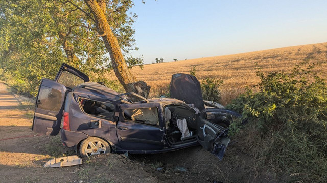 Accident grav în raionul Cahul: două persoane au decedat, după ce mașina s-a izbit de un copac Accident grav în raionul Cahul: două persoane au decedat, după ce mașina s-a izbit de un copac