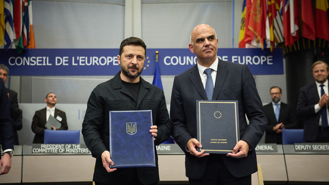 Zelenski semnează la Consiliul Europei acordul privind înființarea tribunalului special pentru războiul din Ucraina
Zelenski semnează la Consiliul Europei acordul privind înființarea tribunalului special pentru războiul din Ucraina