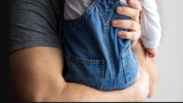 Parlamentul a votat: Tații de gemeni sau tripleți vor beneficia de concediu paternal extins și de indemnizație paternală ajustată Parlamentul a votat: Tații de gemeni sau tripleți vor beneficia de concediu paternal extins și de indemnizație paternală ajustată