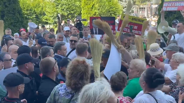 Premierul Dorin Recean, întâmpinat cu proteste la Orhei. „Marionetele Kremlinului au demonstrat ce vor cu adevărat” (VIDEO) Premierul Dorin Recean, întâmpinat cu proteste la Orhei. „Marionetele Kremlinului au demonstrat ce vor cu adevărat” (VIDEO)