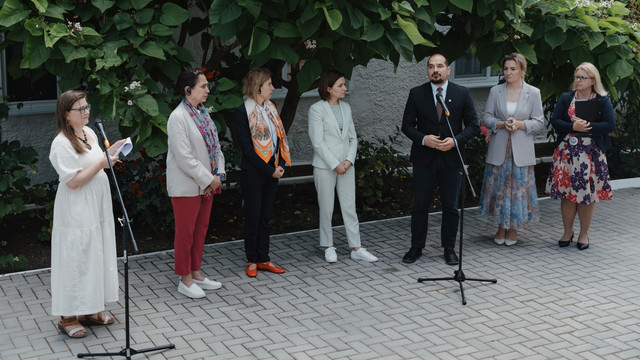 Centru de reabilitare a victimelor violenței în familie, inaugurat în nordul Republicii Moldova. Maia Sandu: „Fiecare copil și fiecare femeie are dreptul la o viață în siguranță” (FOTO) Centru de reabilitare a victimelor violenței în familie, inaugurat în nordul Republicii Moldova. Maia Sandu: „Fiecare copil și fiecare femeie are dreptul la o viață în siguranță” (FOTO)
