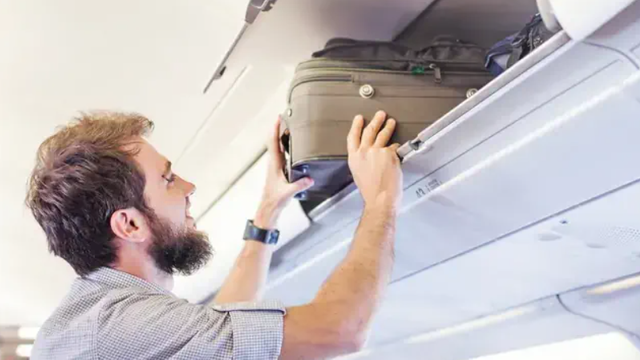 UE interzice taxele suplimentare pentru bagajele de mână în avion
