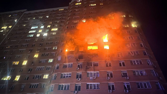 Cel puțin doi oameni au murit și cinci au fost răniți, după ce rușii au atacat cu drone un bloc locativ din Odesa (FOTO)
