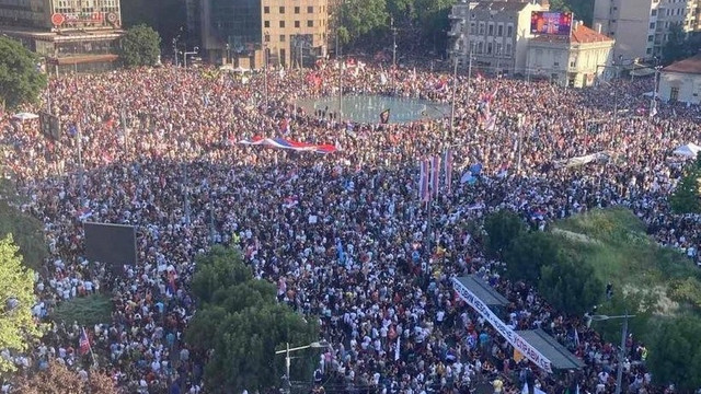 Zeci de mii de persoane au ieșit la proteste în Serbia pentru a cere alegeri anticipate