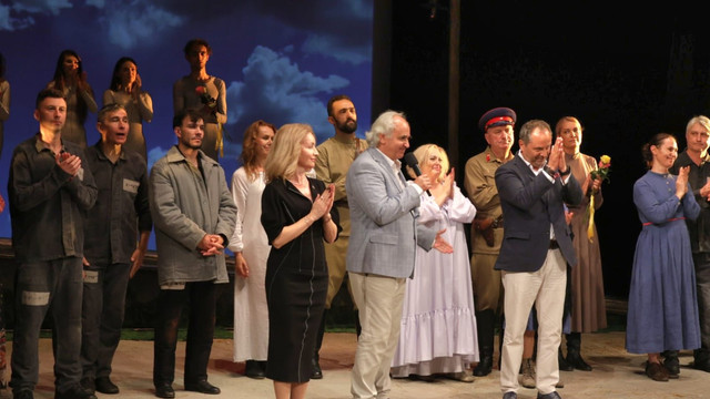  „Lecție de memorie și solidaritate”. Spectacolul „Dosarele Siberiei” al Teatrului Național „Mihai Eminescu” a fost jucat pe scena din Cluj Napoca