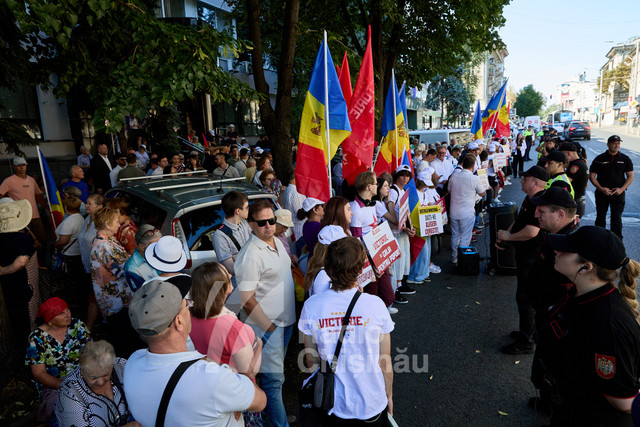 Reprezentanții Blocului „Victorie” s-au prezentat la CEC pentru a fi înregistrați în cursa electorală pentru alegerile parlamentare. FOTO | La instituție au fost prezenți câteva zeci de susținători