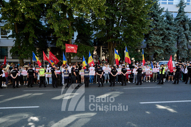 Reprezentanții Blocului „Victorie” s-au prezentat la CEC pentru a fi înregistrați în cursa electorală pentru alegerile parlamentare. FOTO | La instituție au fost prezenți câteva zeci de susținători