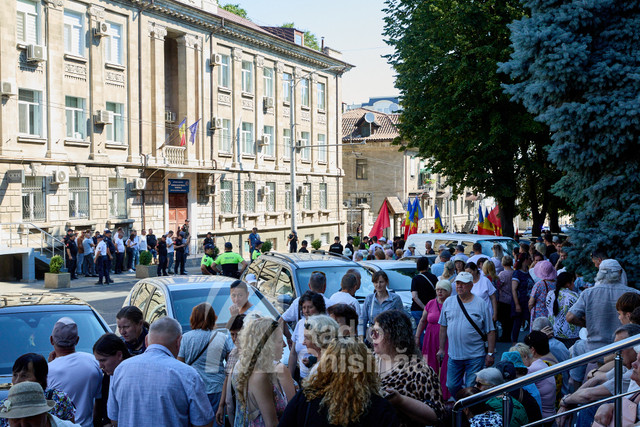 Reprezentanții Blocului „Victorie” s-au prezentat la CEC pentru a fi înregistrați în cursa electorală pentru alegerile parlamentare. FOTO | La instituție au fost prezenți câteva zeci de susținători