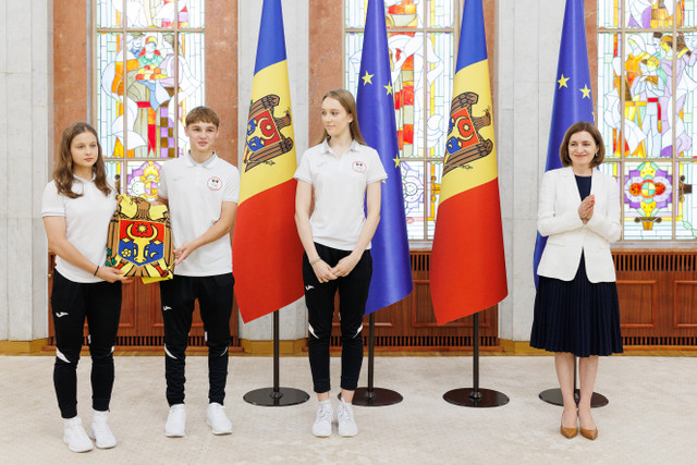 FOTO | „Trăim o adevărată renaștere a sportului”. Maia Sandu a înmânat drapelul sportivilor care vor reprezenta Republica Moldova la Festivalul Olimpic al Tineretului European
 FOTO | „Trăim o adevărată renaștere a sportului”. Maia Sandu a înmânat drapelul sportivilor care vor reprezenta Republica Moldova la Festivalul Olimpic al Tineretului European