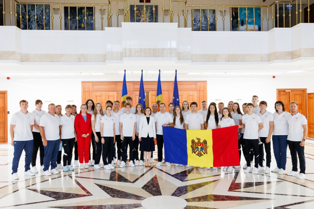 FOTO | „Trăim o adevărată renaștere a sportului”. Maia Sandu a înmânat drapelul sportivilor care vor reprezenta Republica Moldova la Festivalul Olimpic al Tineretului European
 FOTO | „Trăim o adevărată renaștere a sportului”. Maia Sandu a înmânat drapelul sportivilor care vor reprezenta Republica Moldova la Festivalul Olimpic al Tineretului European