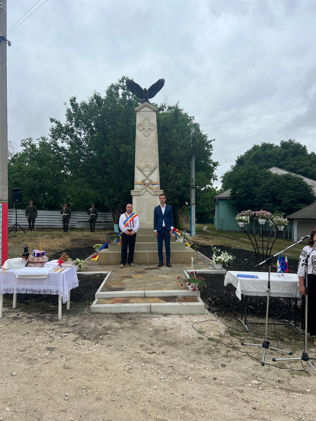 FOTO | Monument al eroilor reîntregitori, inaugurat în satul Pociumbăuți la împlinirea a 87 de ani de la moartea Reginei Maria