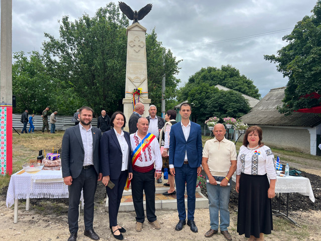 FOTO | Monument al eroilor reîntregitori, inaugurat în satul Pociumbăuți la împlinirea a 87 de ani de la moartea Reginei Maria