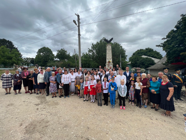 FOTO | Monument al eroilor reîntregitori, inaugurat în satul Pociumbăuți la împlinirea a 87 de ani de la moartea Reginei Maria