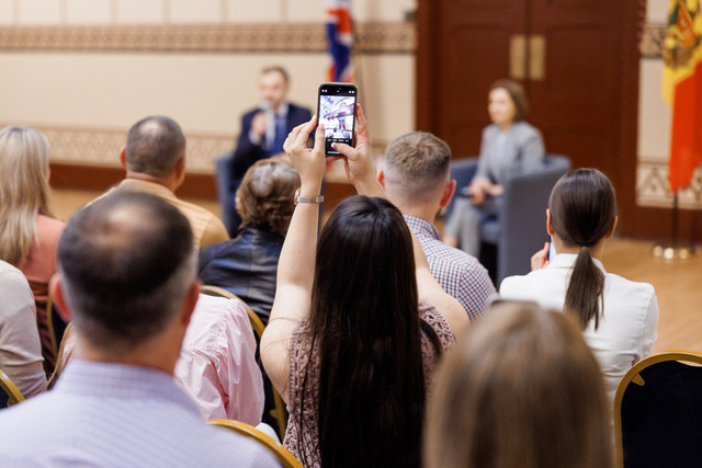 FOTO | „Prin muncă și demnitate, duc R. Moldova cu ei în Europa”. Maia Sandu s-a întâlnit cu cetățeni ai R. Moldova stabiliți în Marea Britanie