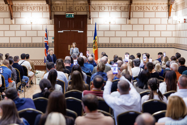 FOTO | „Prin muncă și demnitate, duc R. Moldova cu ei în Europa”. Maia Sandu s-a întâlnit cu cetățeni ai R. Moldova stabiliți în Marea Britanie
