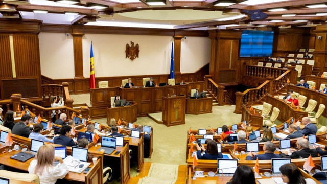 Rectificările bugetare pentru anul 2025, aprobate de Parlament. Sunt bugetați și cei 1000 de lei drept ajutor unic pentru elevi
Rectificările bugetare pentru anul 2025, aprobate de Parlament. Sunt bugetați și cei 1000 de lei drept ajutor unic pentru elevi