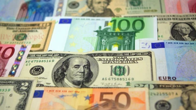 Euro și dolarul se scumpesc ușor la început de săptămână