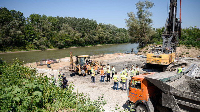 Vizită comună la Ungheni. Oficiali din Republica Moldova și România au discutat despre lucrările de construcție a podurilor peste Prut Vizită comună la Ungheni. Oficiali din Republica Moldova și România au discutat despre lucrările de construcție a podurilor peste Prut