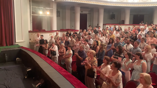 „Spectatorii de acolo au fost dornici să ne simtă aproape”. Teatrul Național „Mihai Eminescu” a revenit din turneul european „Spectatorii de acolo au fost dornici să ne simtă aproape”. Teatrul Național „Mihai Eminescu” a revenit din turneul european
